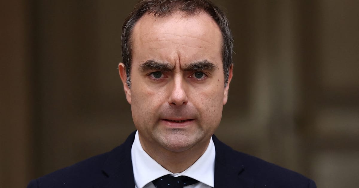 Les emprunts français coûtent le haut de l'Italie en tant que forces de démission de LeCornu risque de repenser