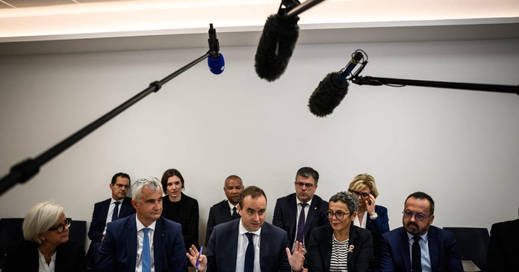 L'opposition en colère menace le PM français sur les plans budgétaires flous alors que les grèves se tiennent