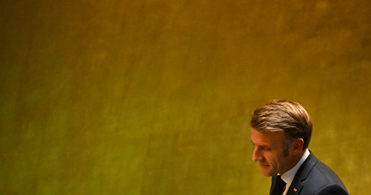 Macron solitaire promenait les banques de la Seine pour planifier la décision de crise sur l'avenir de la France