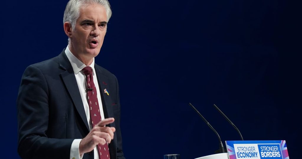 Top Tory dit que les «principaux supporters» de Farage sont les théoriciens du complot