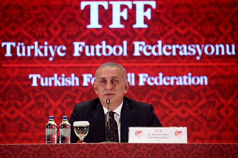 Le président de la Fédération turque de football, Ibrahim Hacıosmanoğlu, s'exprime lors d'une conférence de presse à Istanbul, le 27 octobre 2025.
