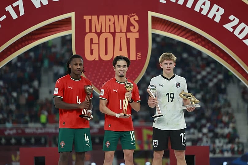 Moser (à droite) avec le Soulier d'Or de la Coupe du Monde U-17.