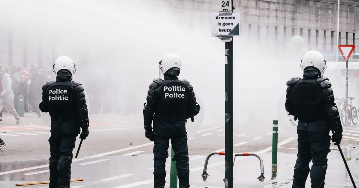 Ayez une pensée pour la police alors qu'elle s'attaque aux orgies, aux braquages et aux hommes déguisés en leur mère décédée.