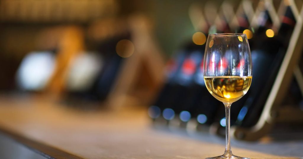 Interdire le vin ? Le législateur français veut interdire l'alcool dans les bars du Parlement
