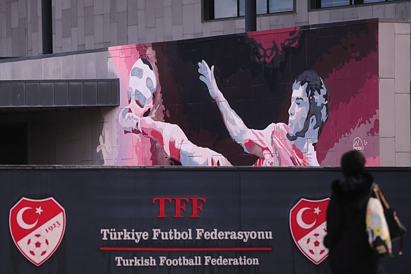 Un drapeau turc flotte au siège de la Fédération turque de football à Istanbul, le 12 novembre 2025.