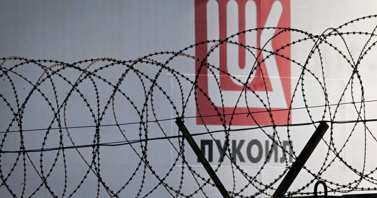 Les États-Unis prolongent la dérogation aux sanctions contre Lukoil alors que le géant pétrolier russe cherche à vendre ses actifs