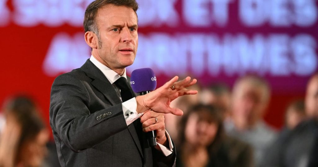 Macron soutient l'interdiction des téléphones portables dans les lycées français