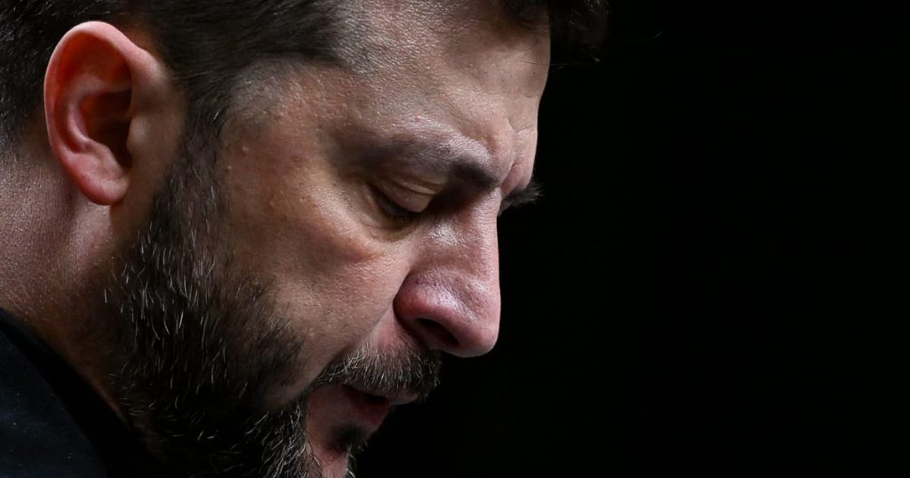 Zelensky résiste aux pressions visant à licencier son principal conseiller Yermak alors que le scandale de corruption fait rage