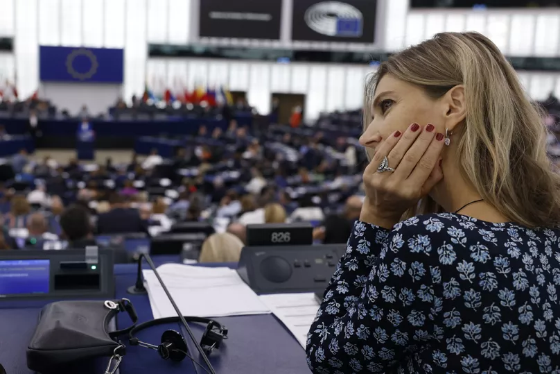 DOSSIER : L'eurodéputée grecque Eva Kaili écoute la chef de l'opposition biélorusse en exil Sviatlana Tsikhanouskaya prononcer son discours au Parlement européen, le 13 septembre 2023.