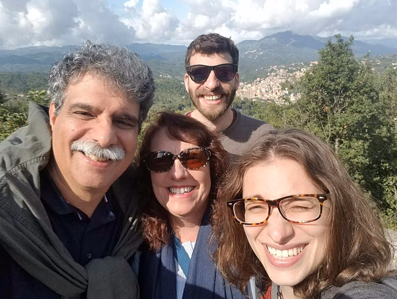 Jim Fiorini et sa famille visitant la ville de ses ancêtres.
