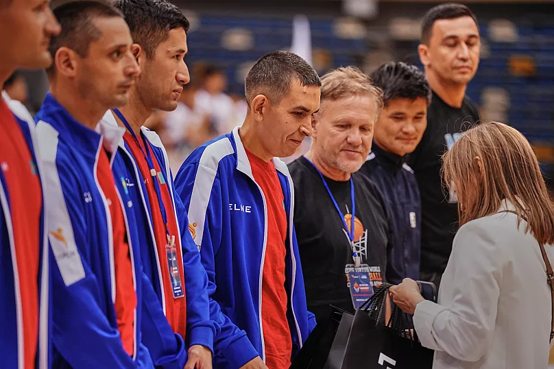 La première équipe de basket-ball d'ID du Kazakhstan reçoit des cadeaux pour sa participation
