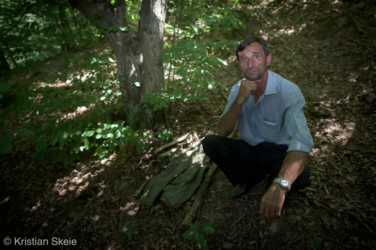 Ramiz Nukić recherche des restes humains près de son domicile à Kamenice, près de Srebrenica. Il a retrouvé les restes d'environ 300 victimes du génocide.
