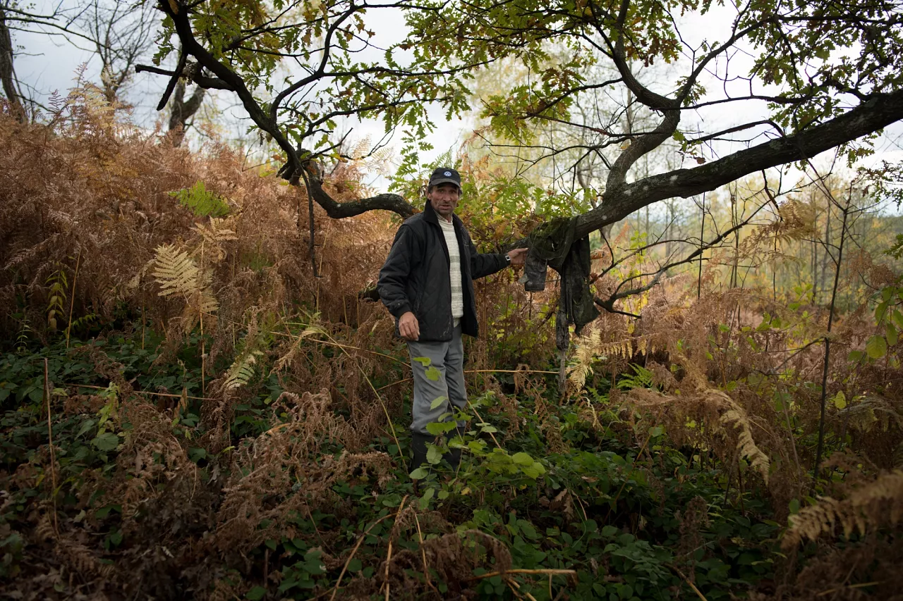 Ramiz Nukić recherche des restes humains près de son domicile à Kamenice, près de Srebrenica. Il a retrouvé les restes d'environ 300 victimes du génocide.