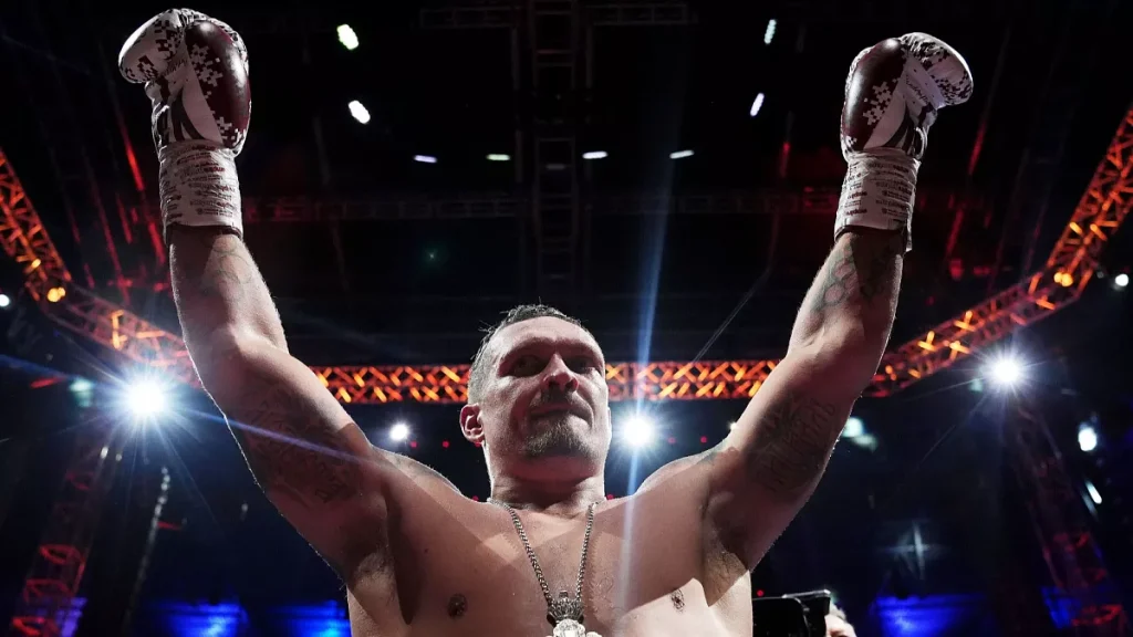 Boxe : Usyk reconquiert la couronne incontestée des poids lourds après une victoire écrasante contre Dubois