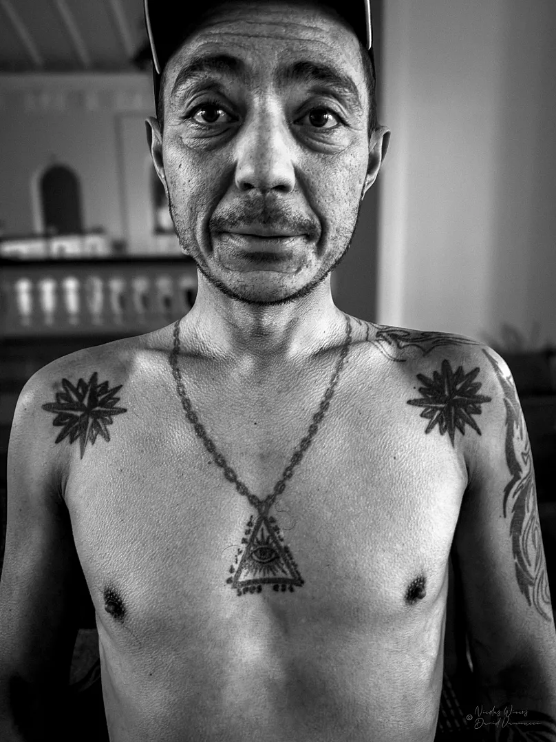 Un homme montre ses tatouages dans le cadre de l'exposition « Entouré de criminels »