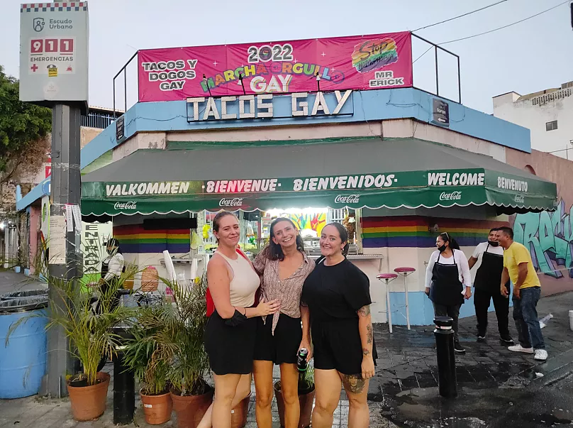Sophie mange des tacos avec des amis à Guadalajara.