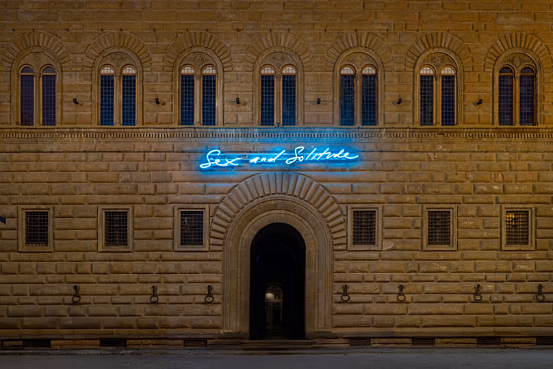 Tracey Emin Sex and Solitude, 2025 néon, 106 × 804 cm Avec l'aimable autorisation de l'artiste et White Cube