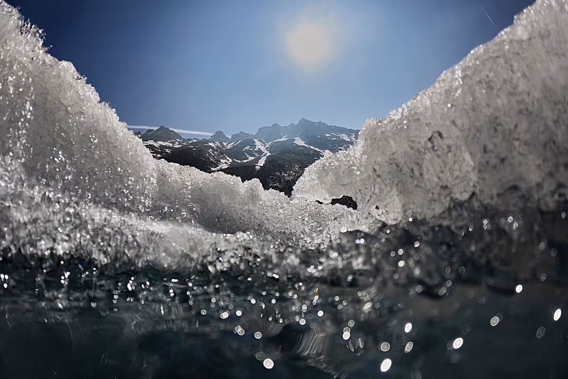 Le soleil brille sur le glacier du Rhône en train de fondre près de Conches, en Suisse.