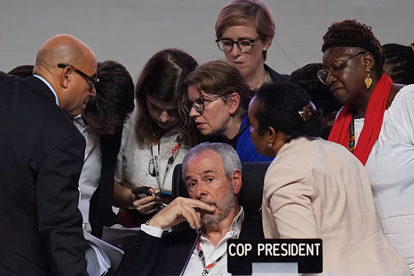 Le président de la COP30, André Corrêa do Lago, est assis pendant que les responsables de l'ONU discutent de lui lors d'une séance plénière au Sommet des Nations Unies sur le climat à Belém.