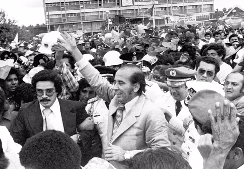 DOSSIER - Le président Carlos Andres Perez est entouré de sympathisants à l'issue des cérémonies du Nouvel An au cours desquelles l'État a pris possession de l'industrie pétrolière nationale du Venezuela.