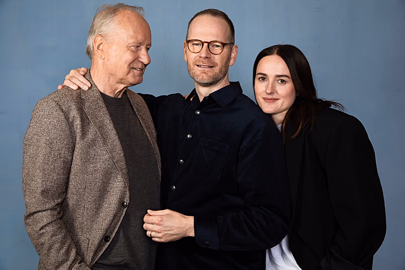 De droite à gauche, Stellan Skarsgard, Joachim Trier et Renate Reinsve.