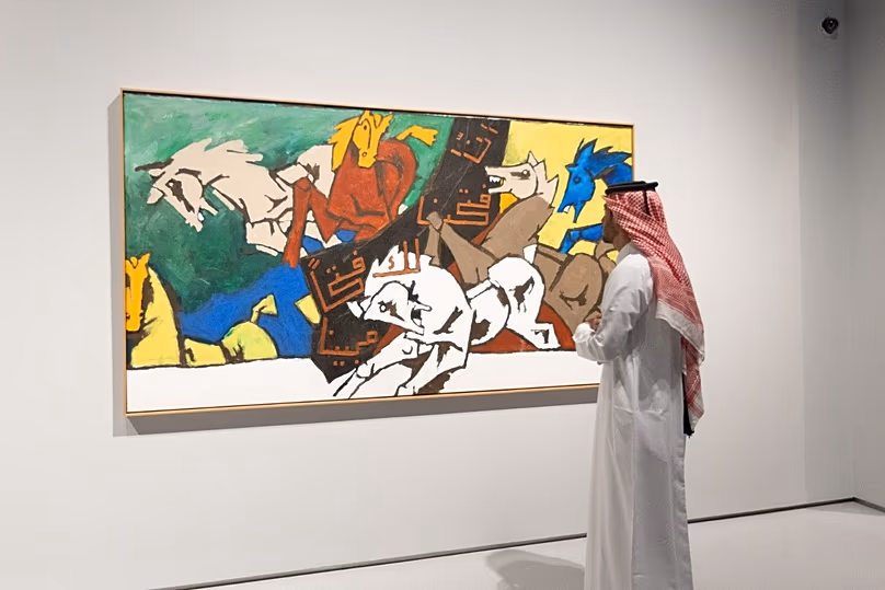 La peinture des chevaux de MF Husain exposée lors de l'inauguration de Lawh Wa Qalam le 3 décembre 2025