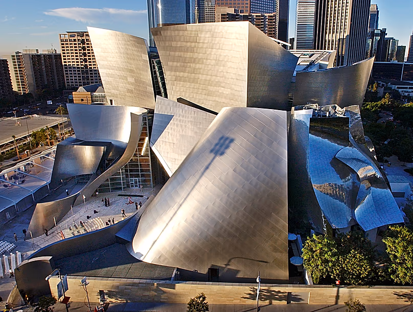 DOSSIER – Les rayons du soleil tôt le matin illuminent le Walt Disney Concert Hall conçu par Frank Gehry, dans le centre-ville de Los Angeles, le 19 novembre 2009.