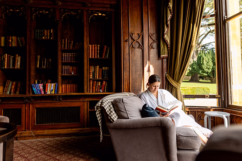 Au printemps, Boutique Book Breaks se rendra au Burley Manor dans la New Forest en Angleterre, doté d'un salon de lecture privé, d'un vaste parc à cerfs et d'une orangerie pour des dîners élégants.
