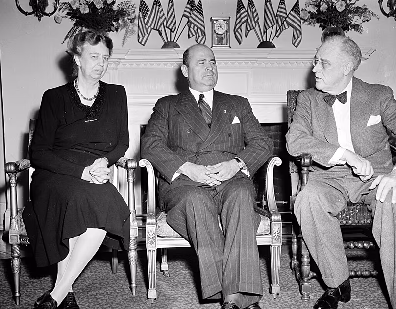 DOSSIER - Le président Isaías Medina Angarita partage un rire avec le président Franklin D. Roosevelt et la première dame Eleanor Roosevelt, le 20 janvier 1944, lors d'une visite à Washington.