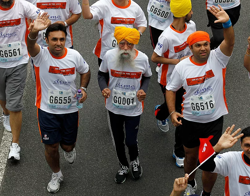 Fauja Singh, coureur de marathon centenaire, 101 ans, centre, originaire de Beas Pind, à Jalandhar, en Inde mais qui vit maintenant à Londres, participe à une course de 10 kilomètres, dans le cadre de l'annu