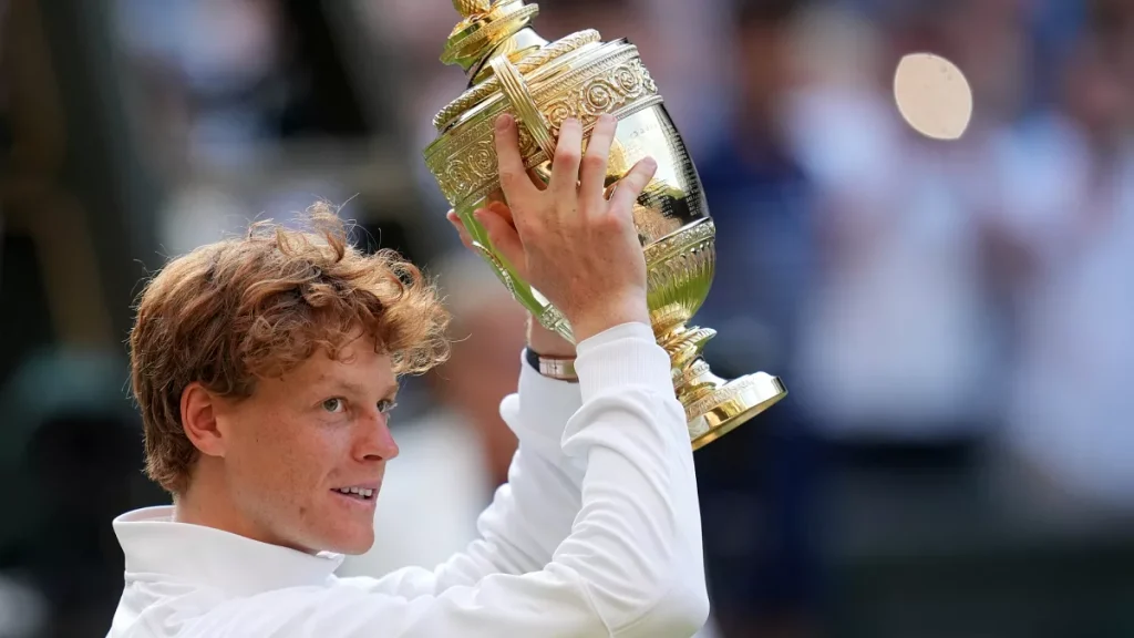 Jannik Sinner bat Carlos Alcaraz pour remporter son premier titre à Wimbledon