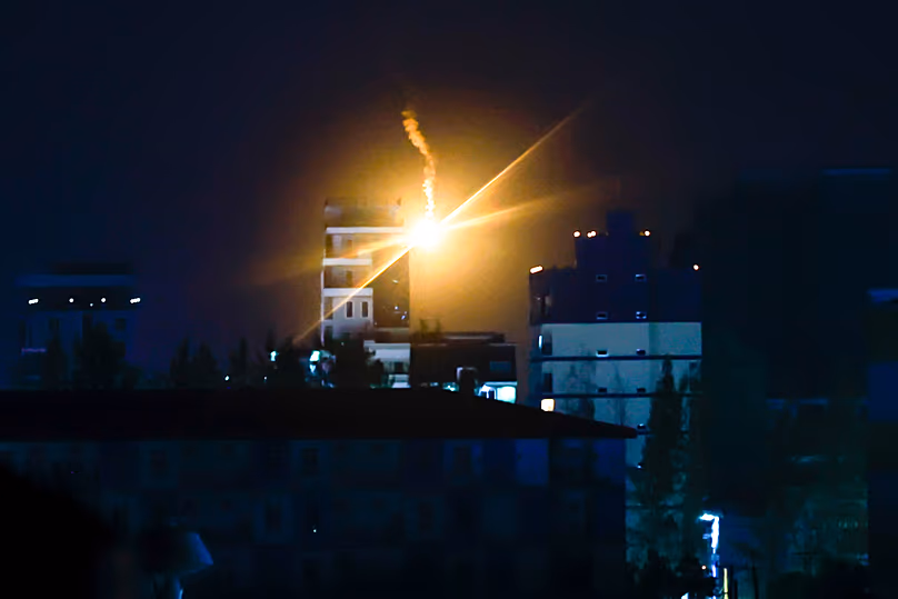 Des fusées éclairantes tirées par les forces militaires thaïlandaises brillent à Poipet, au Cambodge, vues de Sa Kaeo, en Thaïlande, le vendredi 26 décembre 2025.