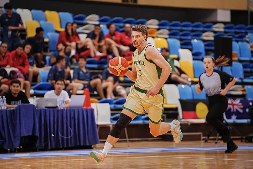 Zach Jordin, meneur de jeu pour l'Australie, conduit le ballon sur le terrain lors de la finale masculine 5x5