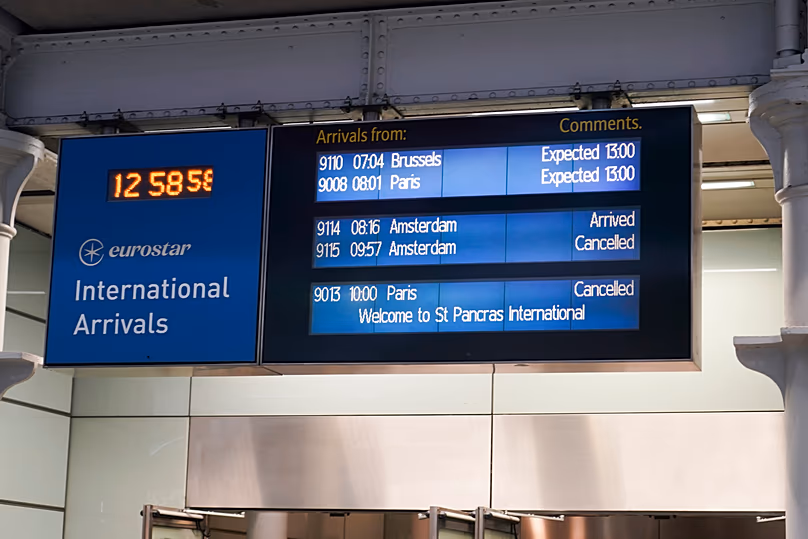 Le panneau d'écran affiche l'état d'arrivée des trains à la gare internationale de St Pancras à Londres, le 30 décembre 2025.