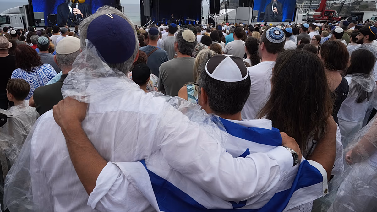 Les Australiens s'unissent pour rendre hommage aux victimes de l'attaque du festival juif de Bondi Beach