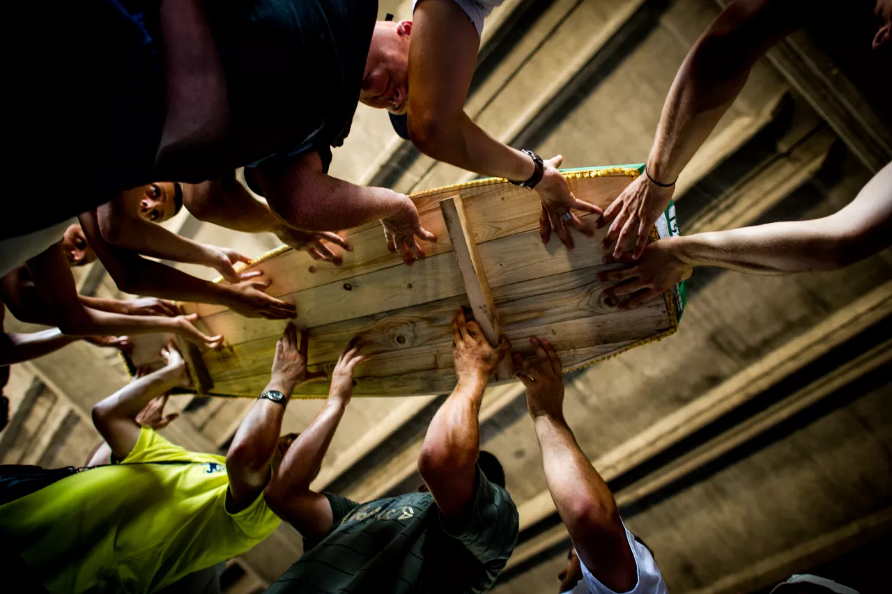 Cercueils transportés dans l'ancien quartier général du Bataillon néerlandais de l'ONU près de Srebrenica, autrefois une usine de batteries automobiles - Potočari, 9 juillet 2012.