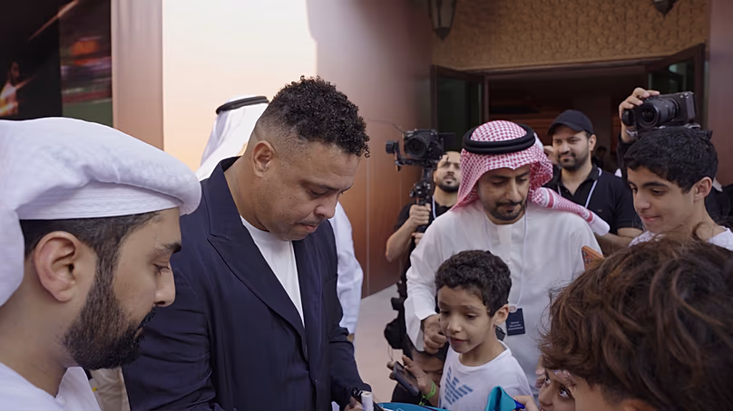Le légendaire attaquant brésilien Ronaldo signe des ballons de football pour les visiteurs du sommet, Dubaï, 29 décembre 2025