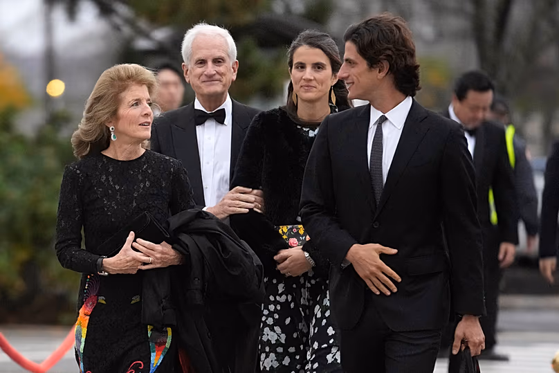 Caroline Kennedy, à gauche, arrive avec son mari, Edwin Schlossberg et ses enfants Tatiana Schlossberg Jack Schlossberg, à droite, le dimanche 29 octobre 2023
