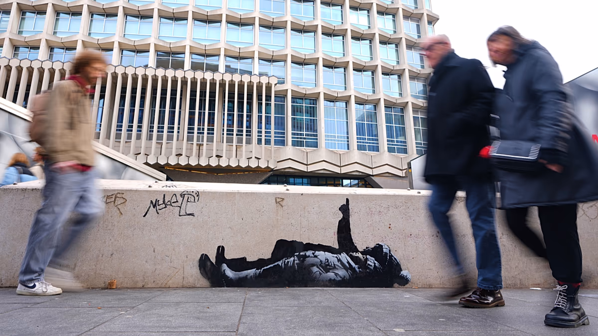 Enfants observant les étoiles : le nouveau Banksy dévoilé à Londres à temps pour Noël