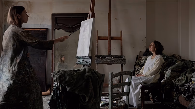 Celia Paul peint un portrait dans son atelier.