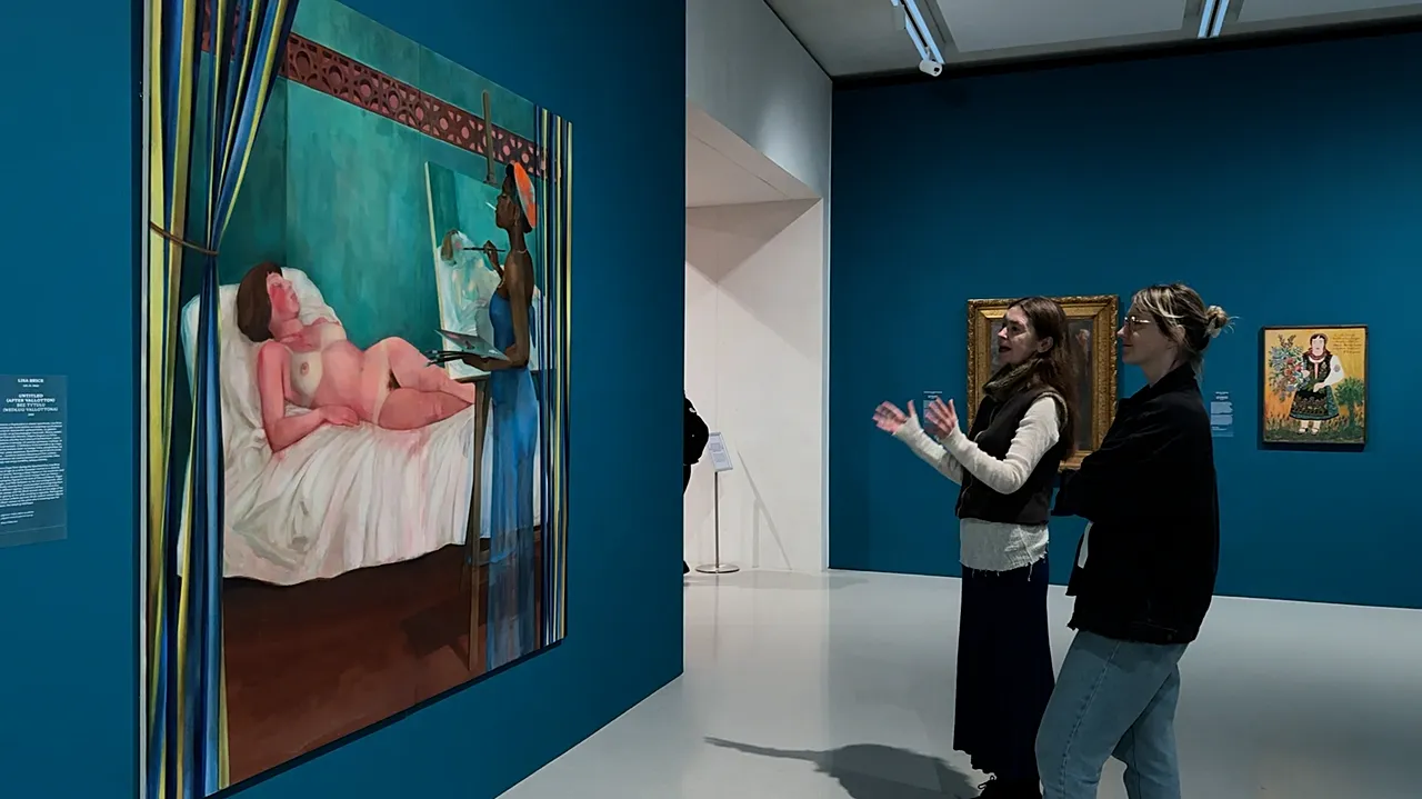 Celia Paul montre à Euronews Culture le tableau de l'exposition MSN qui lui a le plus marqué.