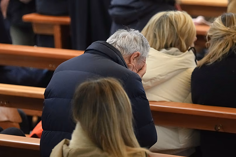Des gens assistent à une messe du Nouvel An à l'église catholique de Montana Station en mémoire des victimes de l'incendie dévastateur du bar Le Constellation, le 1er janvier 2025.