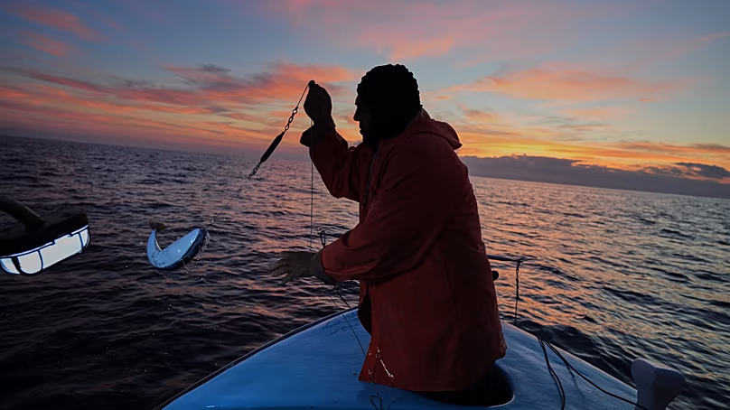 Le pêcheur Photis Gaitanos attrape un poisson-crapaud alors qu'il pêchait depuis son bateau au large de Larnaca, à Chypre, dans l'est de la Méditerranée, tôt le samedi 20 décembre 2025.