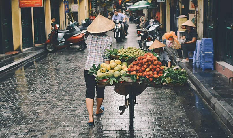 Un vendeur de fruits à Hanoi, Vietnam