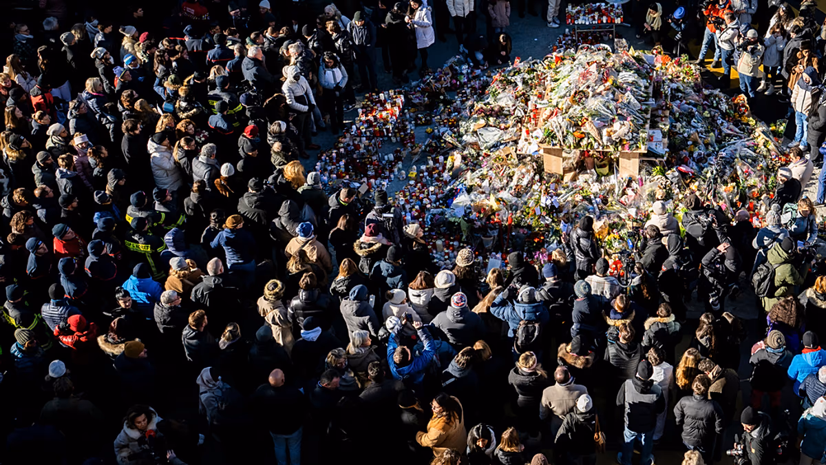 Des centaines de personnes défilent en silence pour honorer les victimes des incendies de Crans-Montana