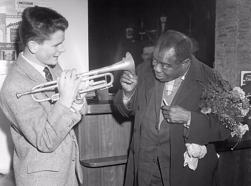 DOSSIER : À son arrivée à Berlin-Ouest le 11 février 1959, Louis Armstrong a mis en scène un faux spectacle de trompette pour un jeune étudiant allemand.