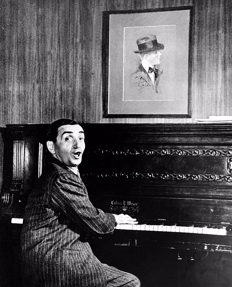 DOSSIER : L’auteur-compositeur Irving Berlin peut être vu au piano dans les années 1920.
