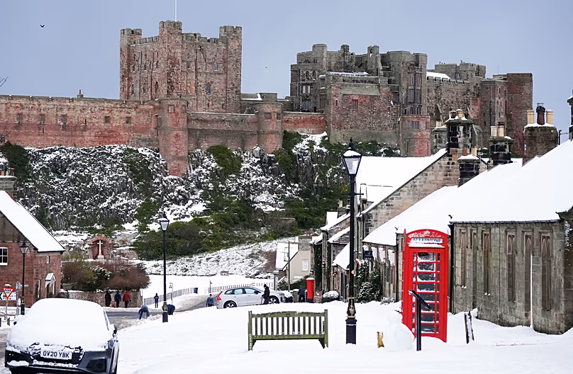 Château de Bamburgh entouré de neige à Bamburgh, 6 janvier 2026