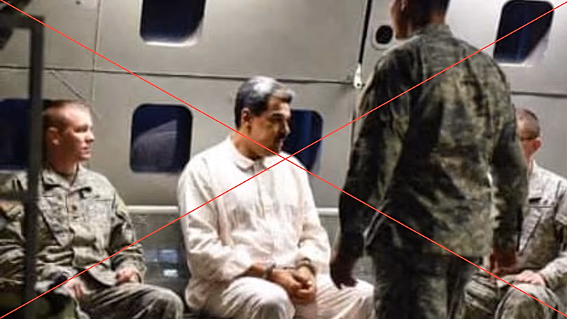 La photo prétend montrer Maduro en garde à vue dans un avion après avoir été capturé.