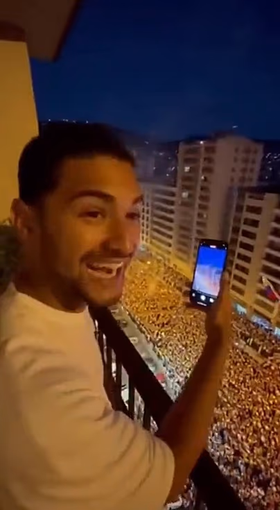 Une vidéo montrant des manifestants célébrant avec des feux d’artifice montre des signes de fausseté.